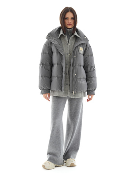 Серый пуховик с комбинированной рубашкой