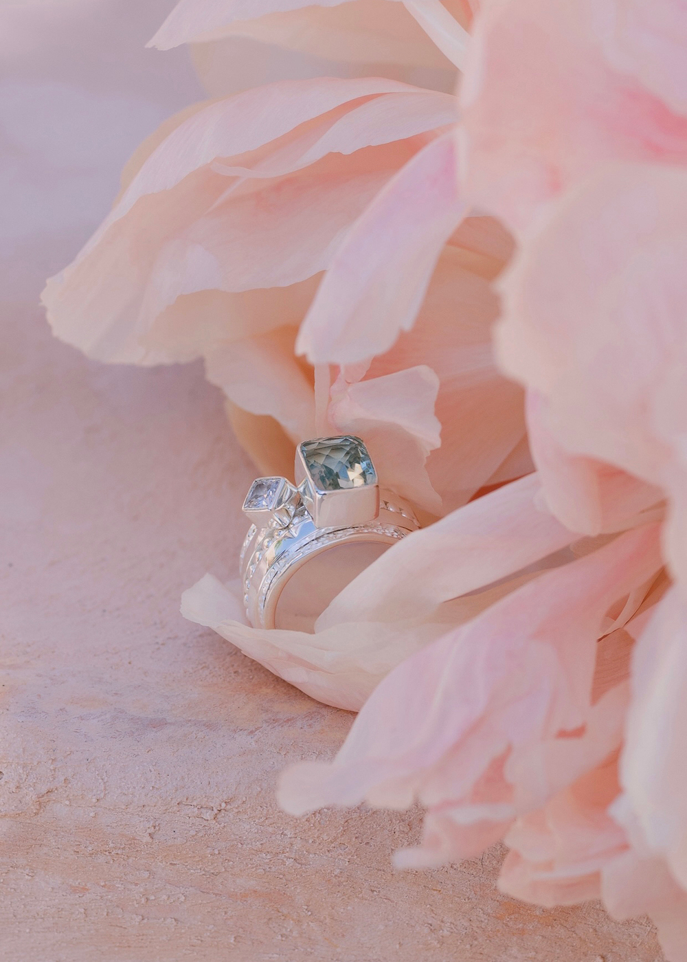 Кольцо «Мозаик» раф прямоугольный с зеленым кварцем и ромбом белый циркон