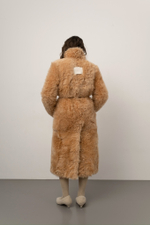 Длинная бежевая шуба