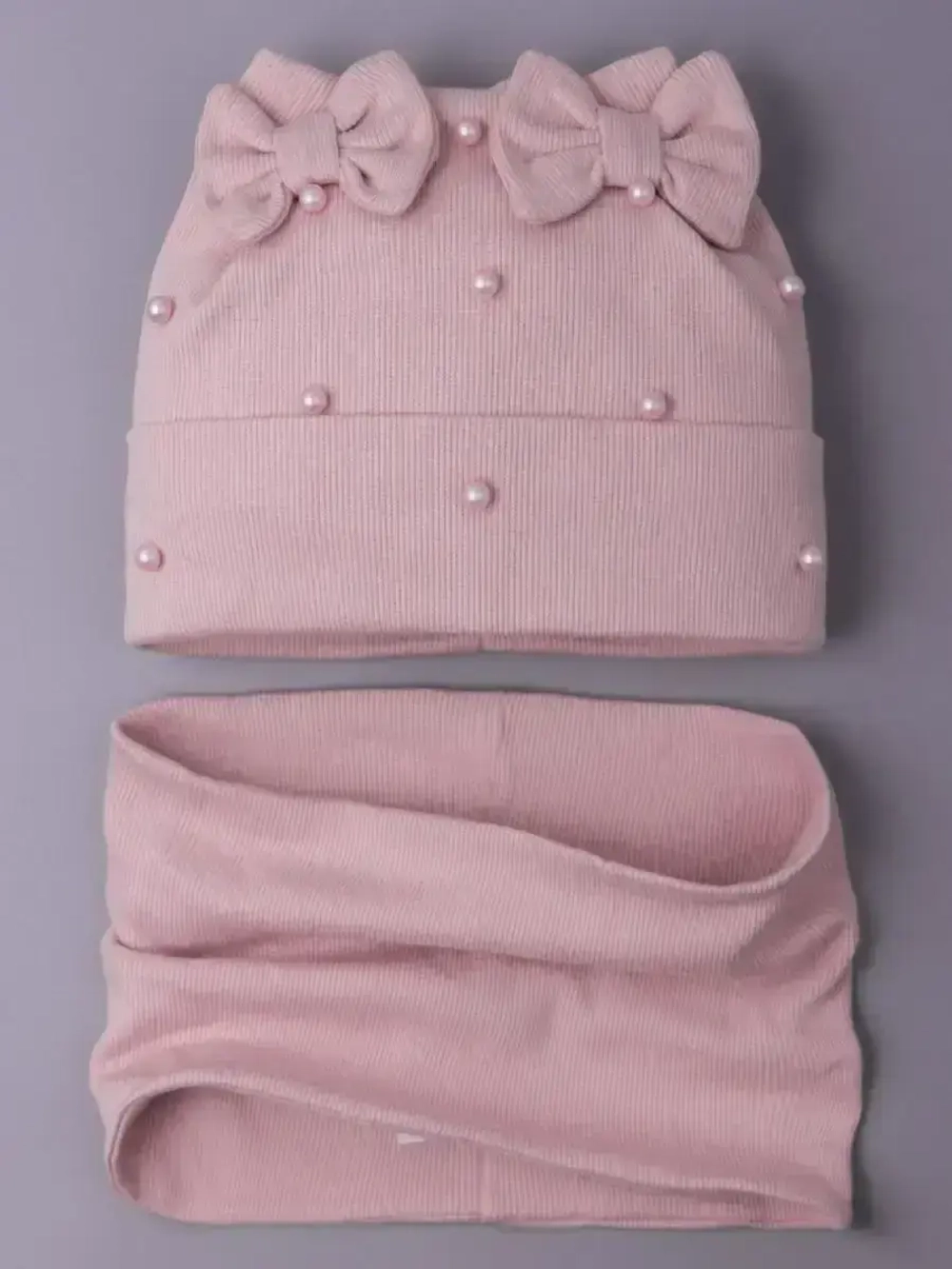 Шапка для девочки на осень с бусинами и снуд