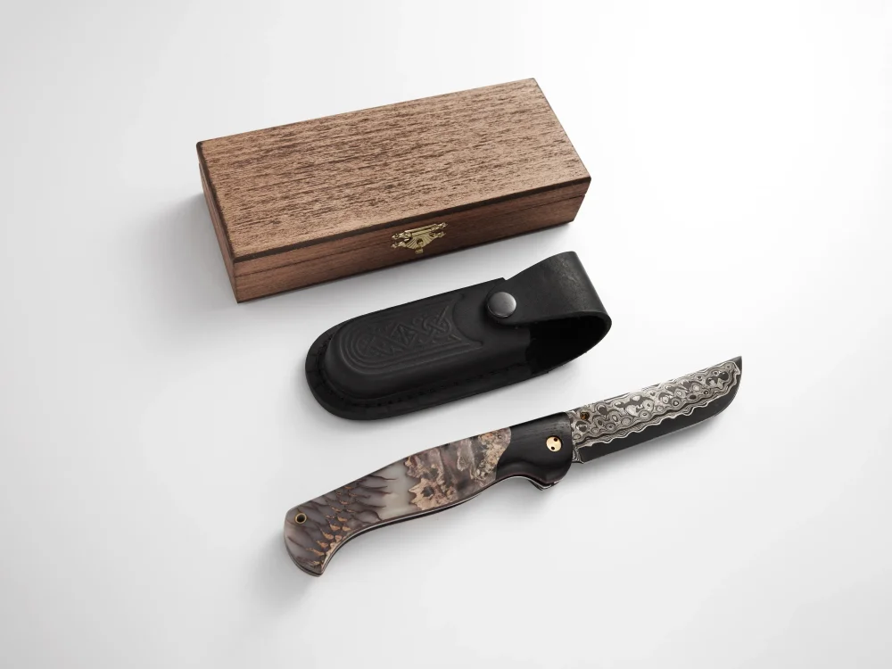 Складной нож "Амур", ламинированная сталь, рукоять черный граб/стабилизированная карельская береза/белый акрил