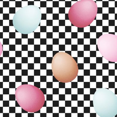 яйца разных цветов на клетчатом фоне