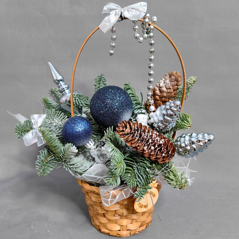 Новогодняя композиция в корзинке