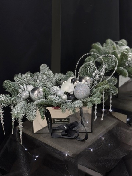 Стильная новогодняя композиция из ароматного нобилиса в эффектном зеркальном оформлении, декорированная в оттенках серебра, белого и черного