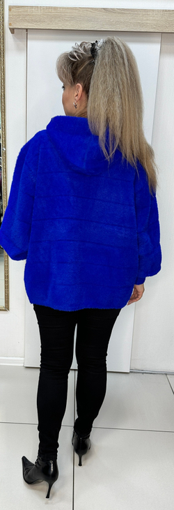 Теплый жакет-куртка из альпака с капюшоном в цвете электрик