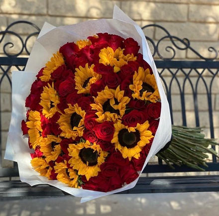 Подсолнухи с розами