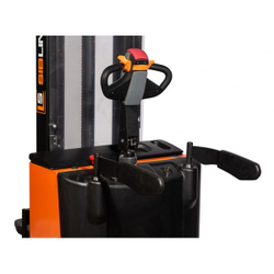 Штабелер электрический самоходный с платформой 1,5 т - 5,6 м Вилы: 1150 , АКБ Свинцово - кислотная, CL1556W SIBLINE