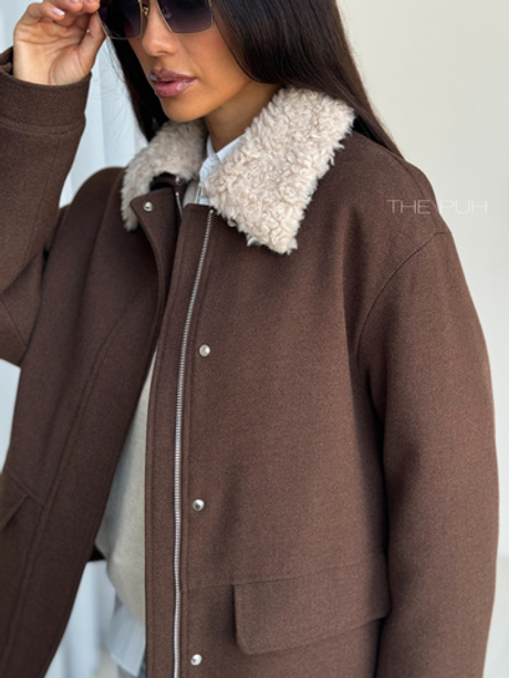 Шоколадная куртка с меховым воротником