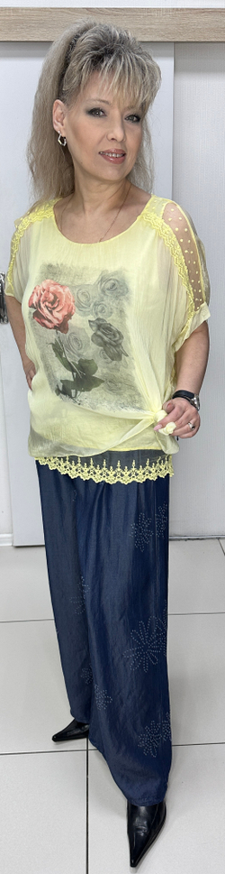 Нарядная двойка из шелка с кружевами и изображением розы