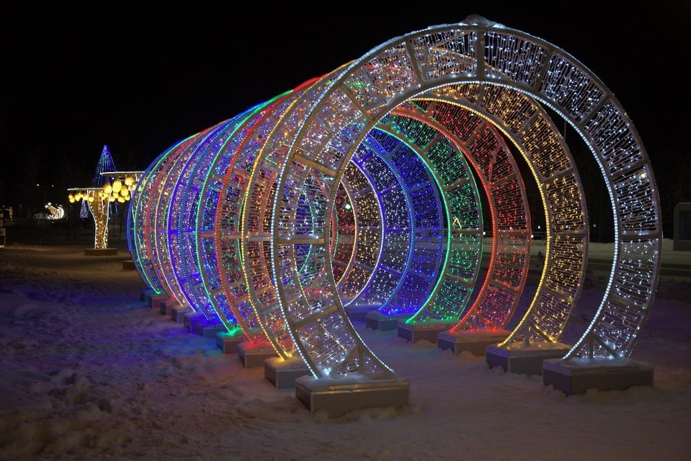 Световой тоннель из цветных арок