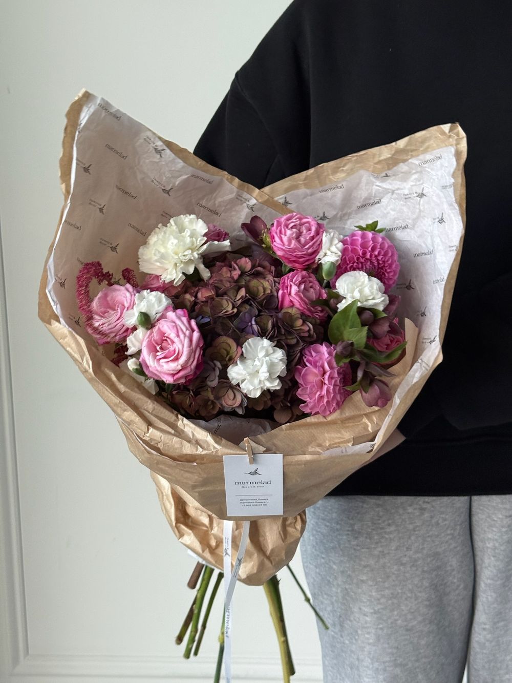 Букет из кустовых пионовидных роз, гортензии, георгин, кустовых диантусов и хелеборуса