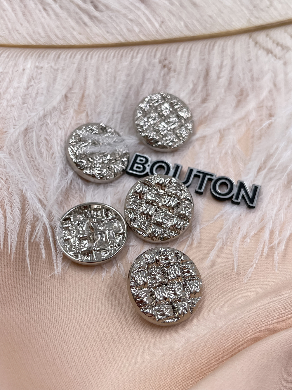 Пуговицы серебристые плоские плетеные