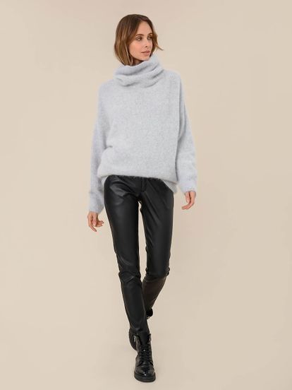 Женский свитер светло-серого цвета из ангоры - фото 5