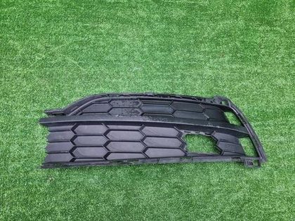 Решетка переднего бампера левая Skoda Karoq 17-21