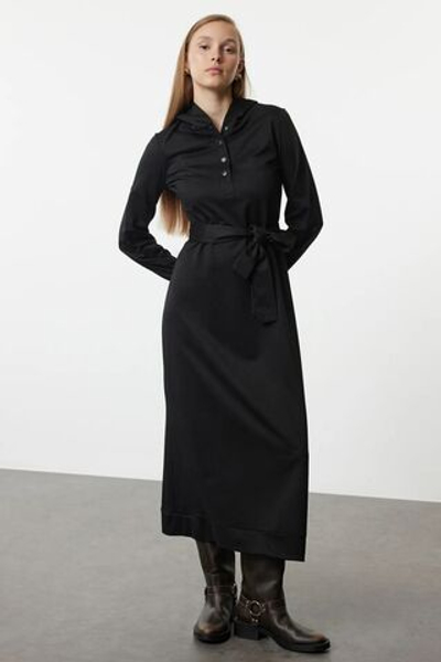 Обычное трикотажное платье с черным капюшоном TCTAW25EB00132