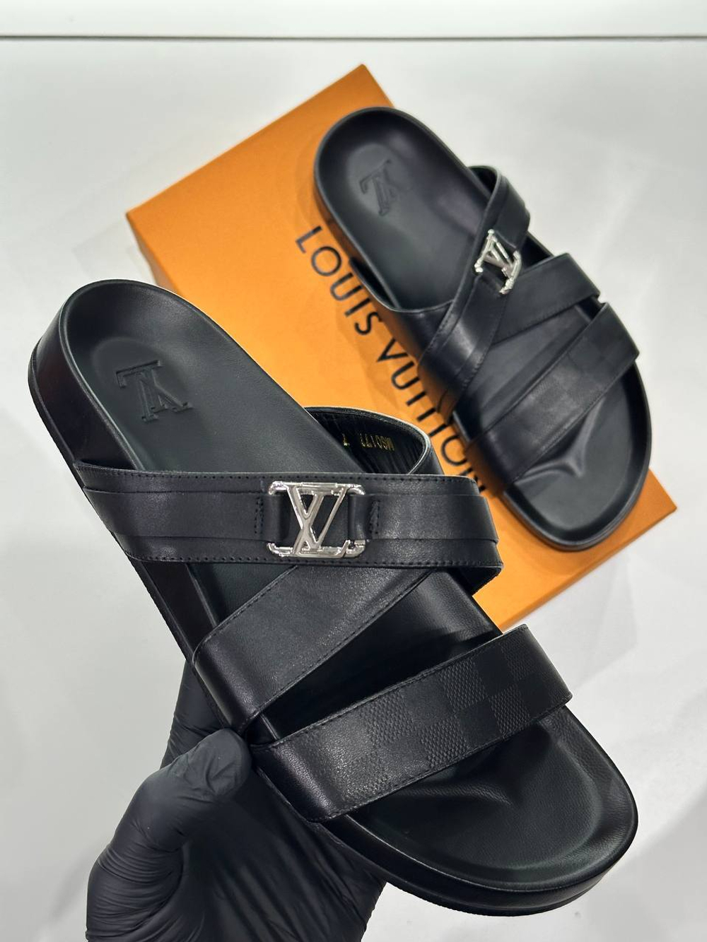 Шлёпанцы Louis Vuitton