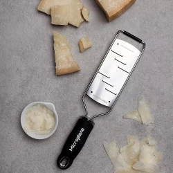 Microplane - Терка Gourmet Large Saver, красная / артикул   45106  / GTIN 098399451060
