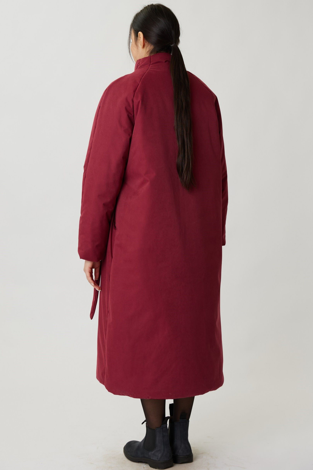 Зимнее пальто на запах из бордовой бархатистой мембраны