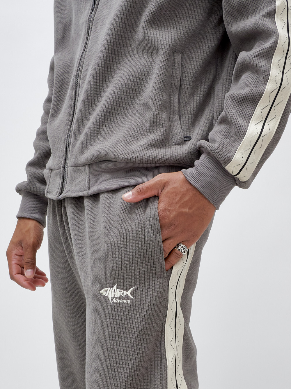 Спортивный костюм мужской демисезонный на флисе серого цвета 330Sr