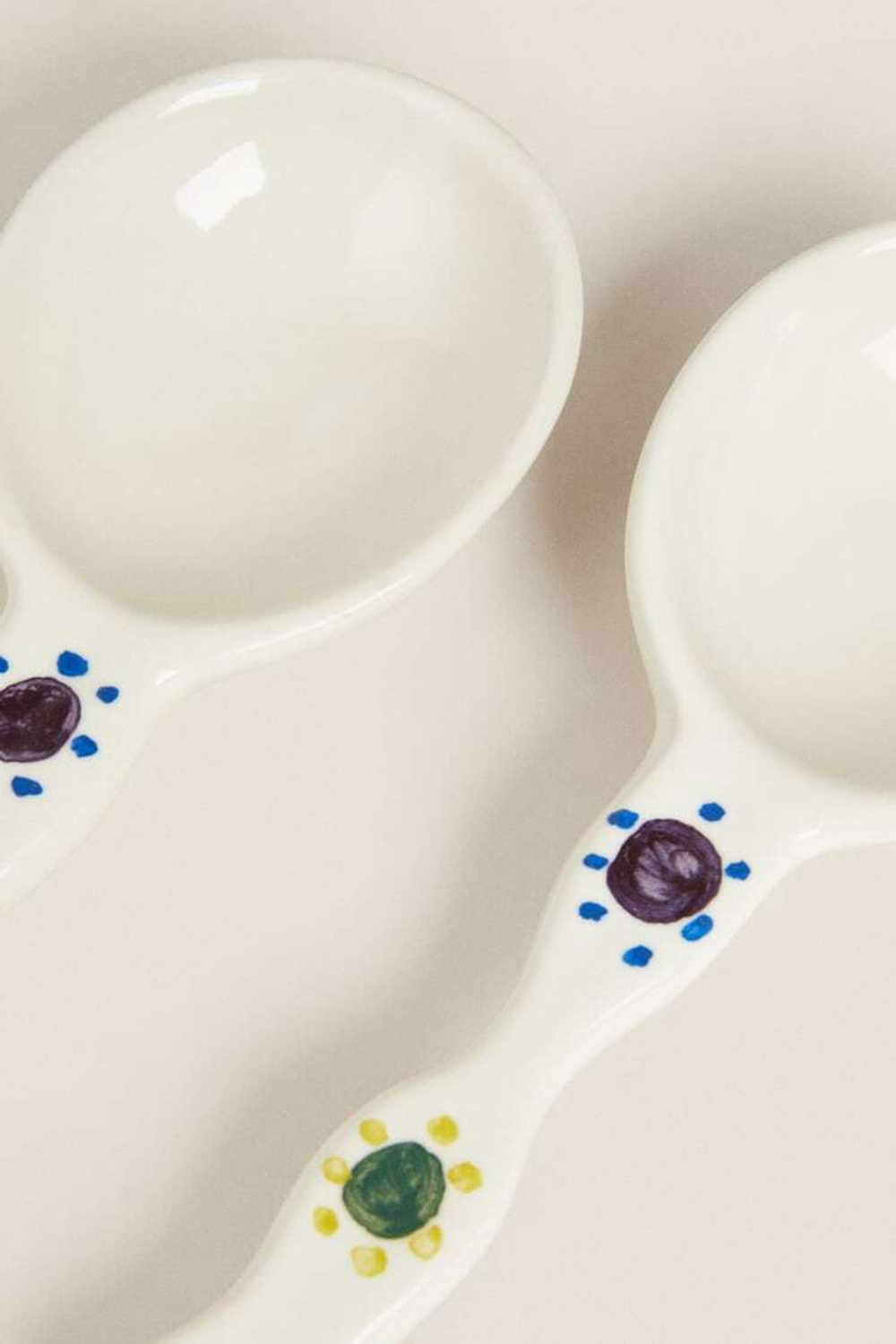 ZARA HOME НАБОР ЛОЖЕК С КОНТРАСТНЫМ УЗОРОМ, ЭКРЮ