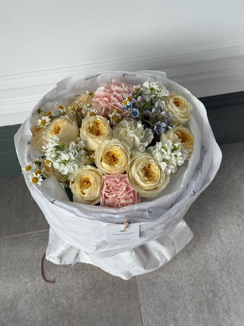 Букет сборный из кустовых пионовидных роз, диантусов, ромашки и оксипеталума