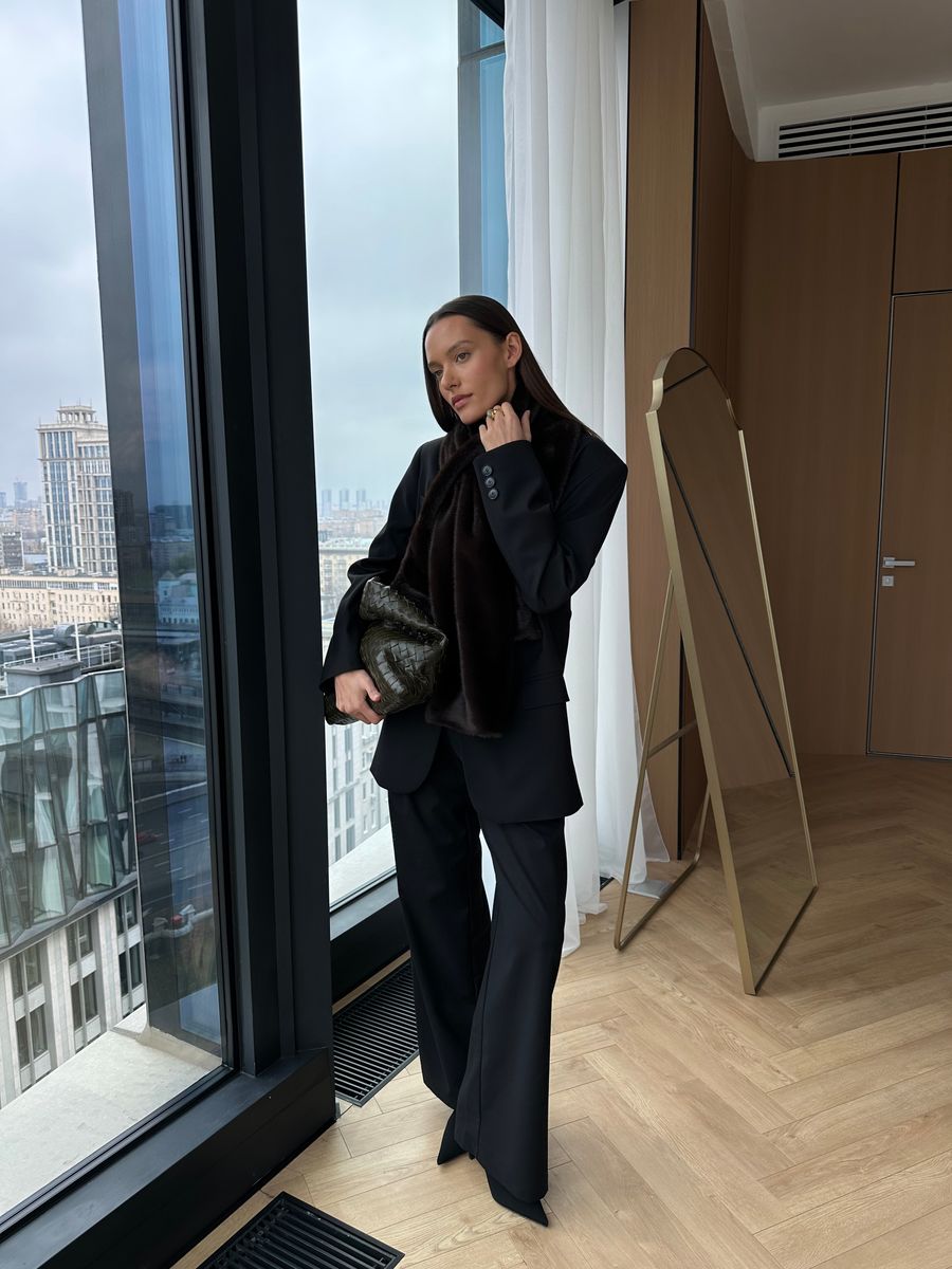 Шарф из эко-меха с прорезью коричневый