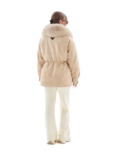 Бежевый пуховик из эко-замши с мехом песца и кожаным воротником