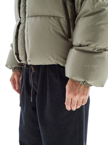 Короткий стеганый пуховик в цвете хаки