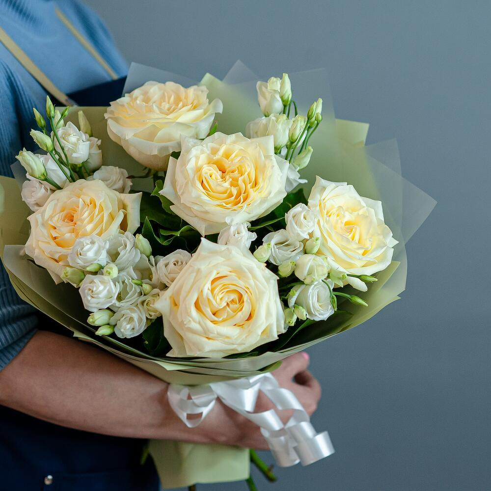 Светлый букет с пион. розой и лизиантусом