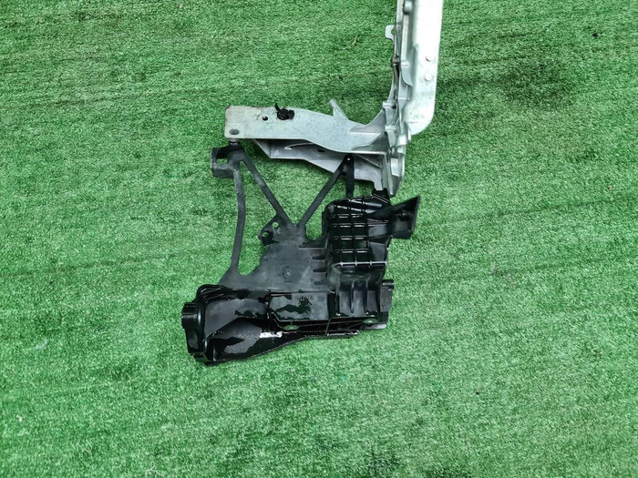 Кронштейн передней панели Mercedes E w213 (16-23)