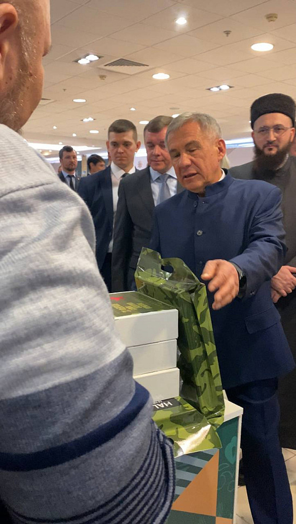 Подарили сухпаек Халяль Раису республики Татарстан Рустаму Минниханову!