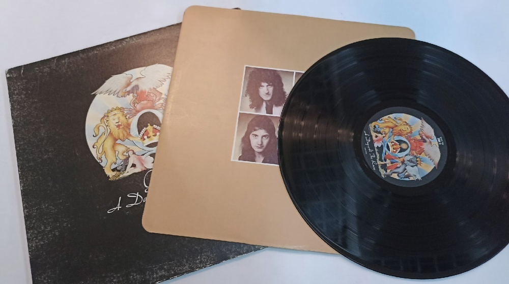 Queen A Day At The Races VG cover (UK 1976)