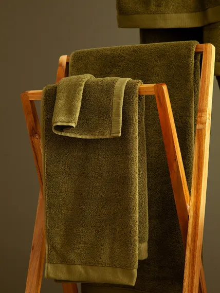 Полотенце банное оливкового цвета из коллекции essential, 90х150 см
