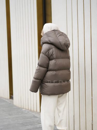 Коричневый пуховик с объёмным капюшоном