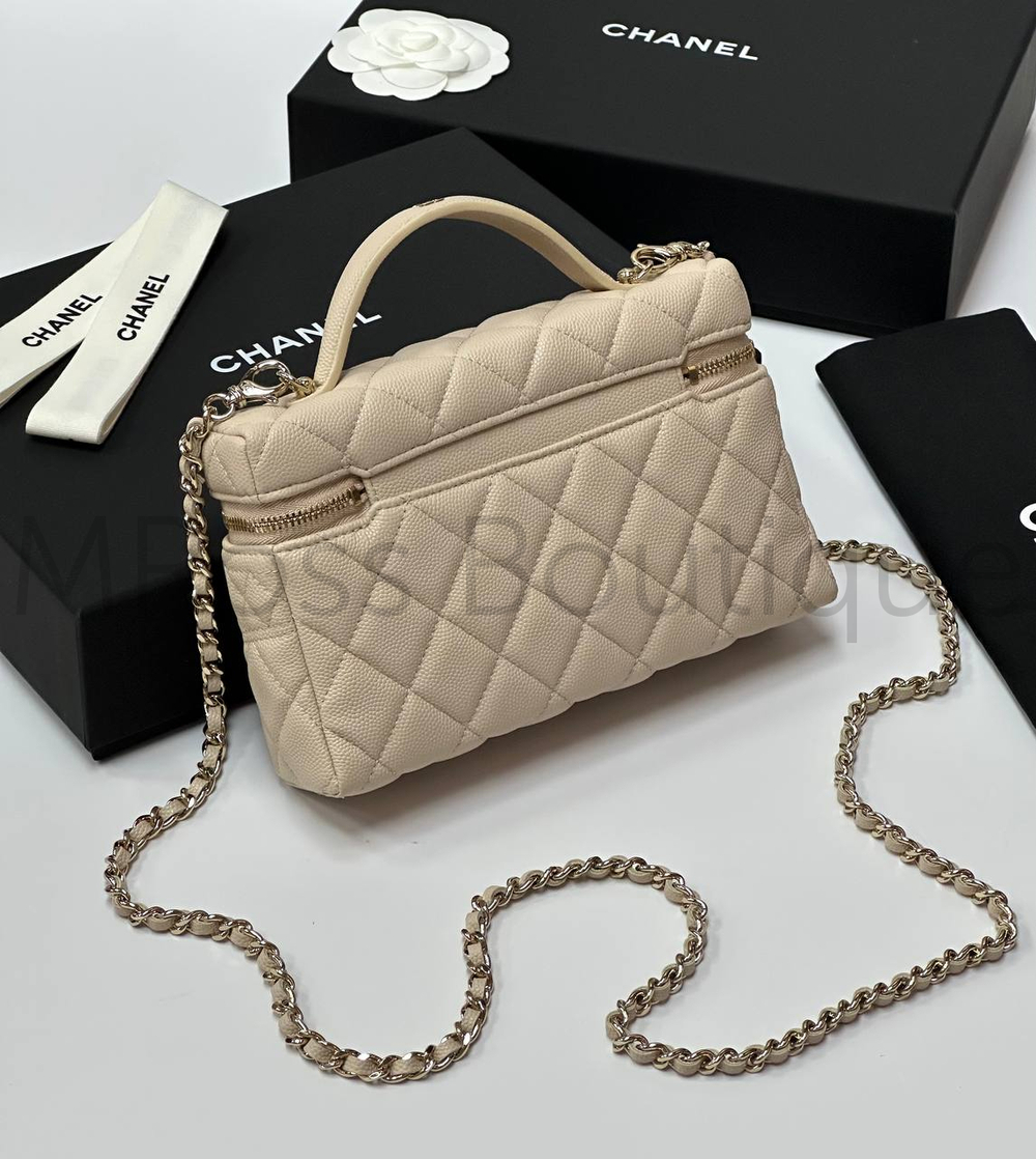 Бежевая сумка Chanel прямоугольная с золотой фурнитурой