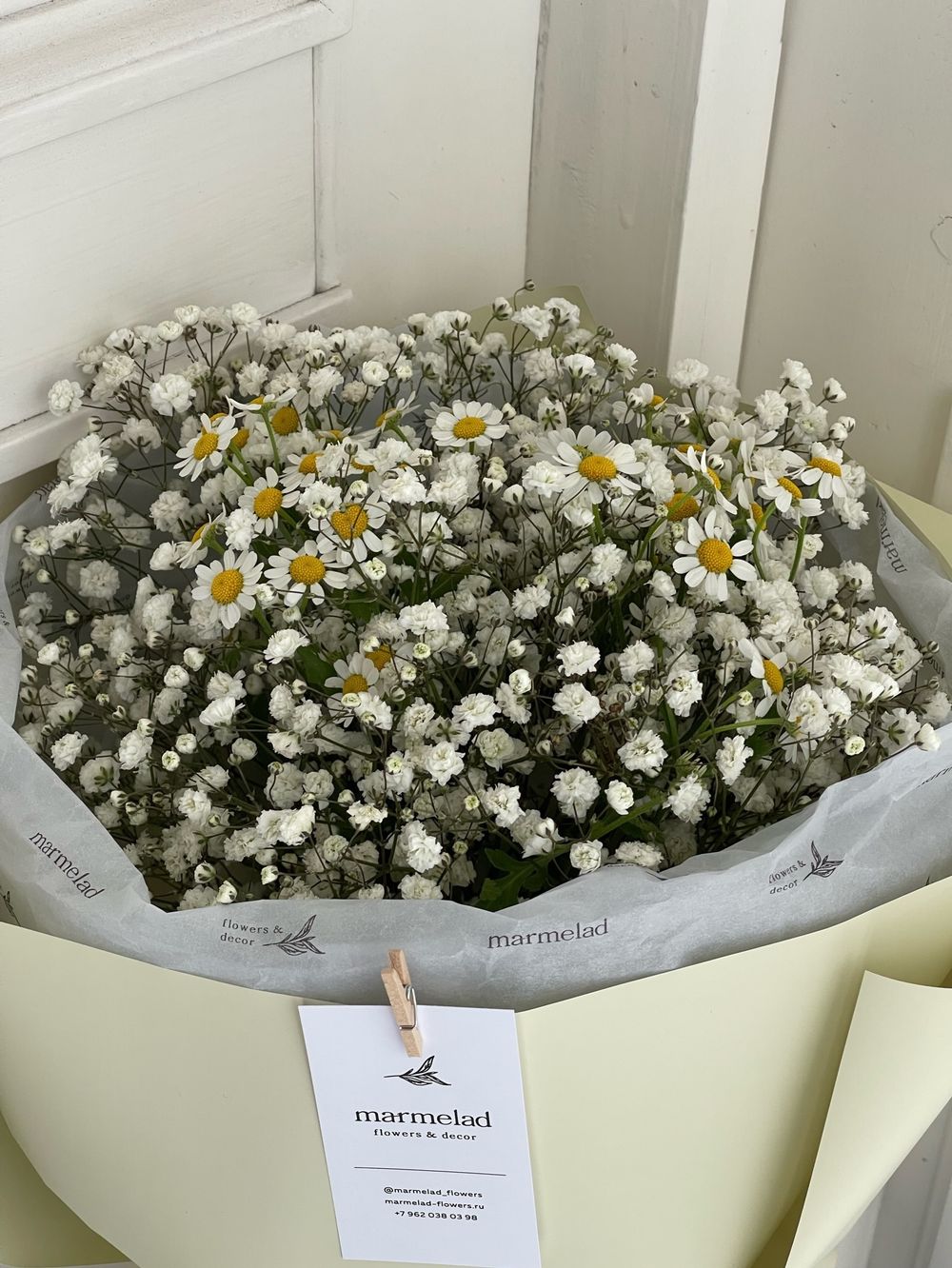 Авторский букет из ромашек и гипсофилы