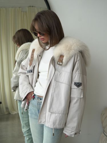 Укороченная бежевая парка ARMY с воротником из меха песца