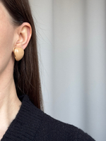 Клипсы с бежевой эмалью Lanvin