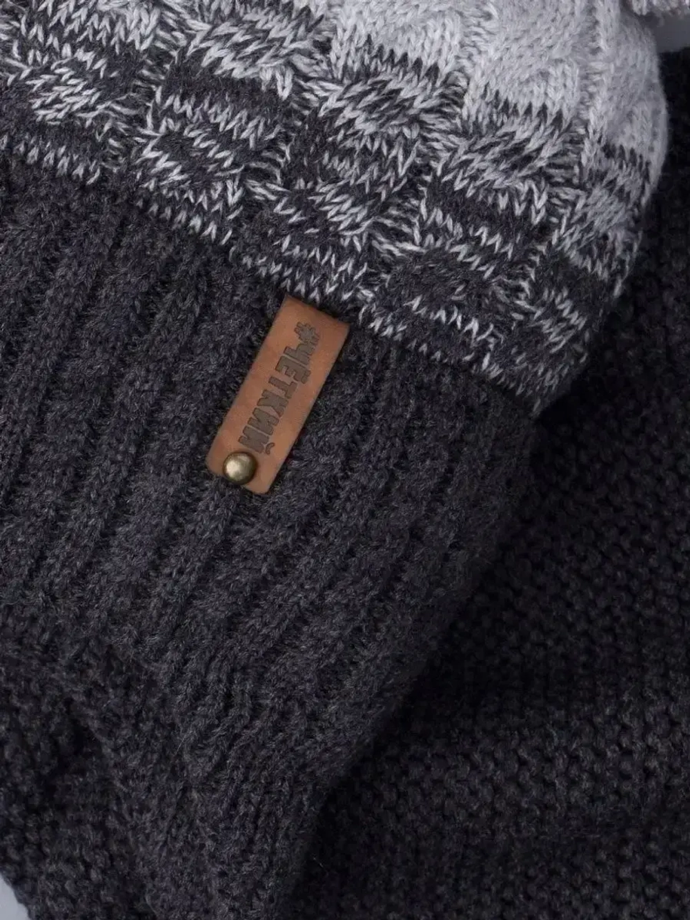 Шапка вязаная для мальчика на завязках и снуд