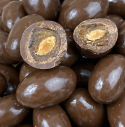 Финик с миндалем в молочной кондитерской глазури 100г