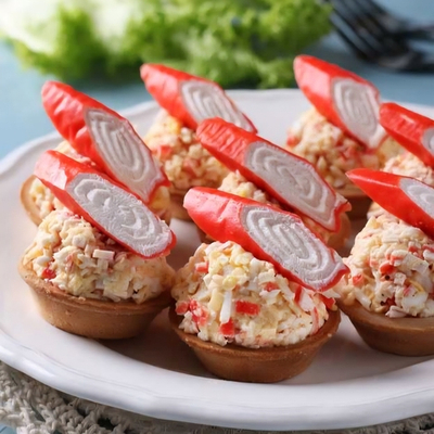 Тарталетка с крабовым салатом