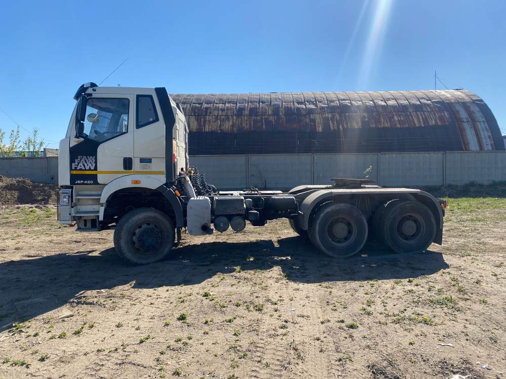 FAW J6 6x6 Седельный тягач CA3250P66K24L1TE5 (Дизельный, 11.1 л, 420 л.с. МТ)
