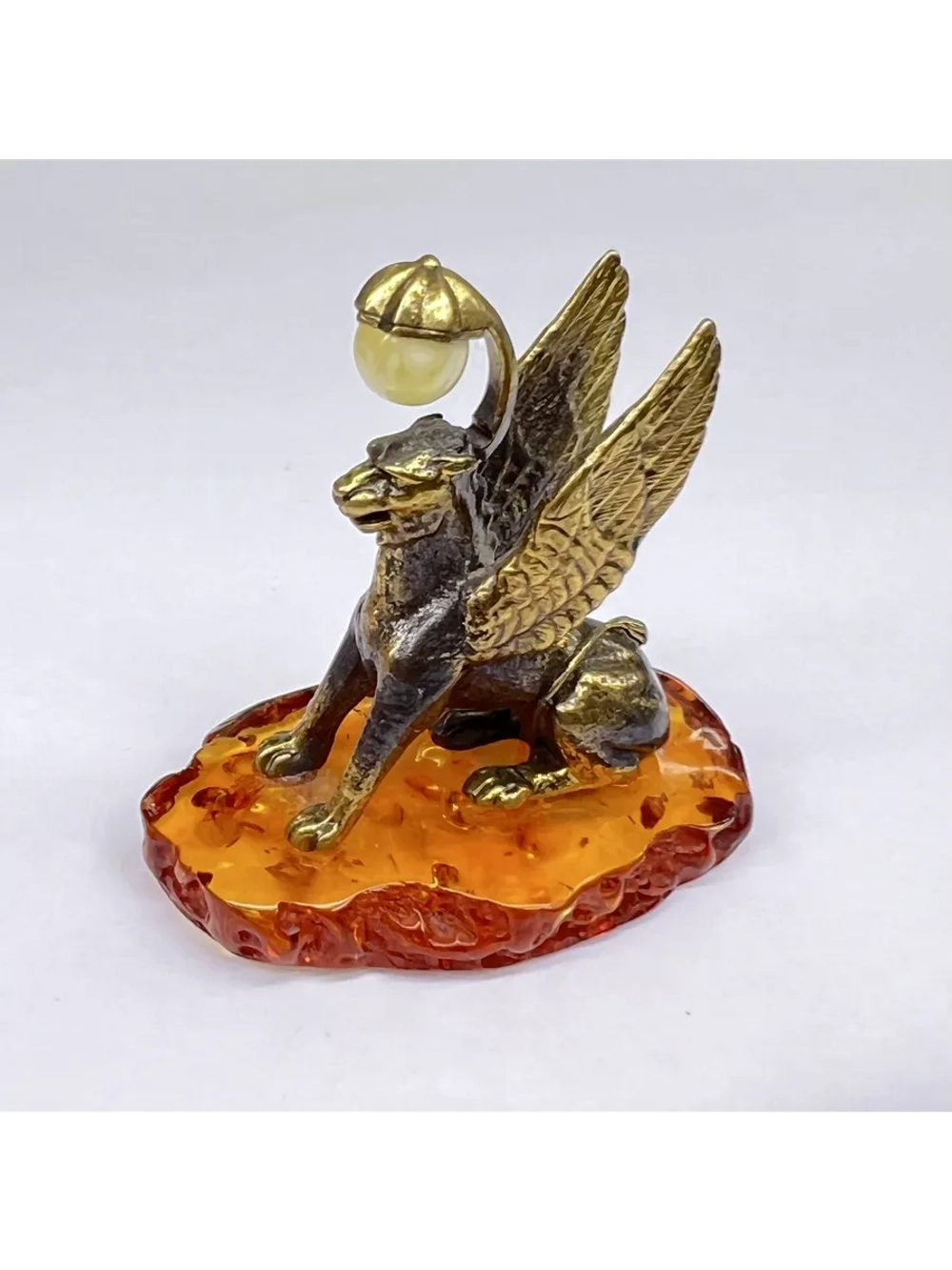 Бронзовая статуэтка на янтаре