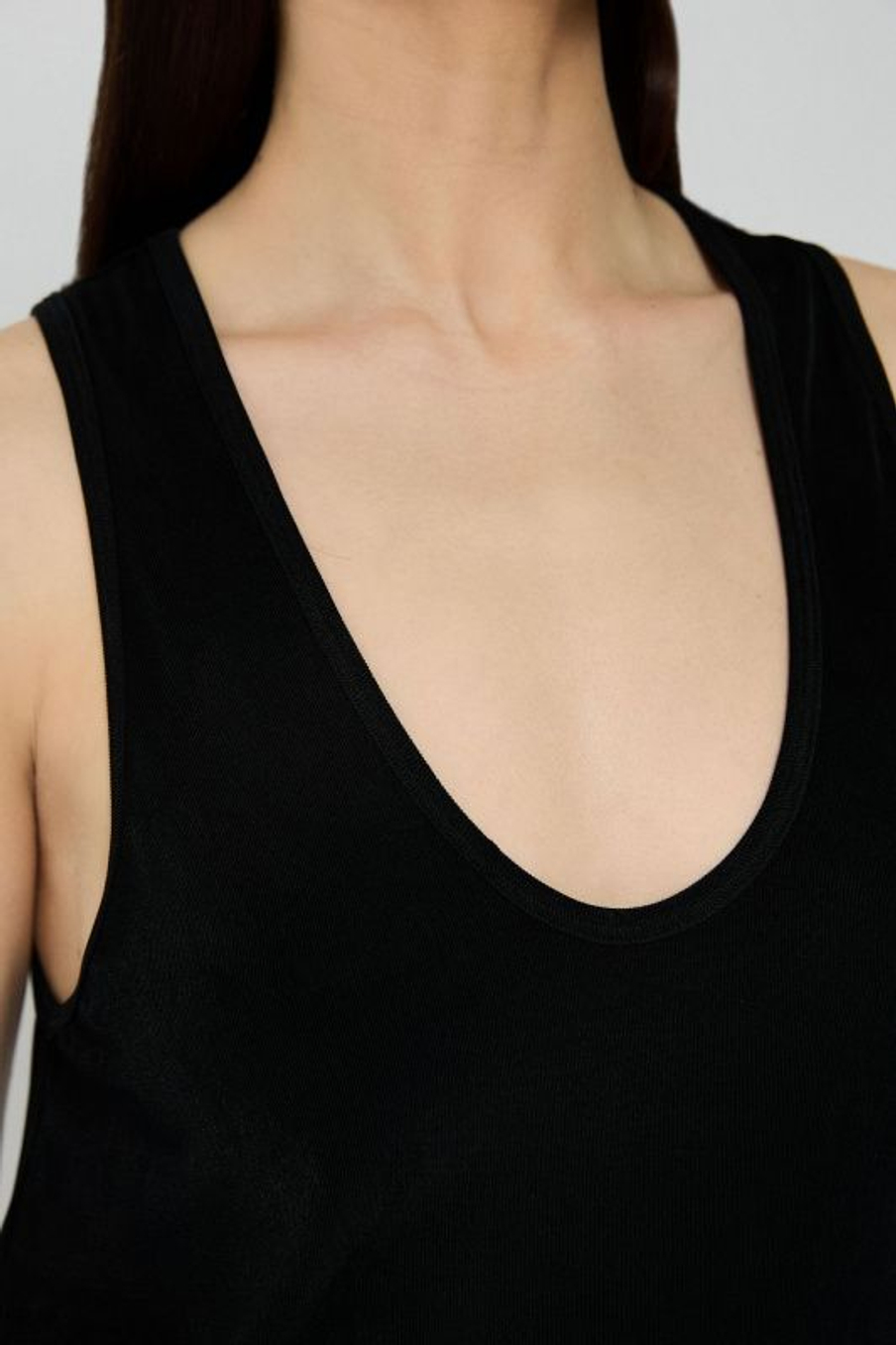 Майка с глубоким вырезом