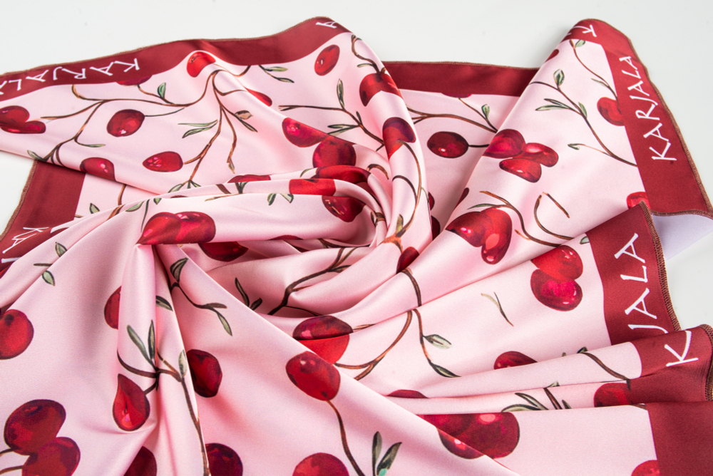 Шейный платок «Карельская клюква», 70×70 см