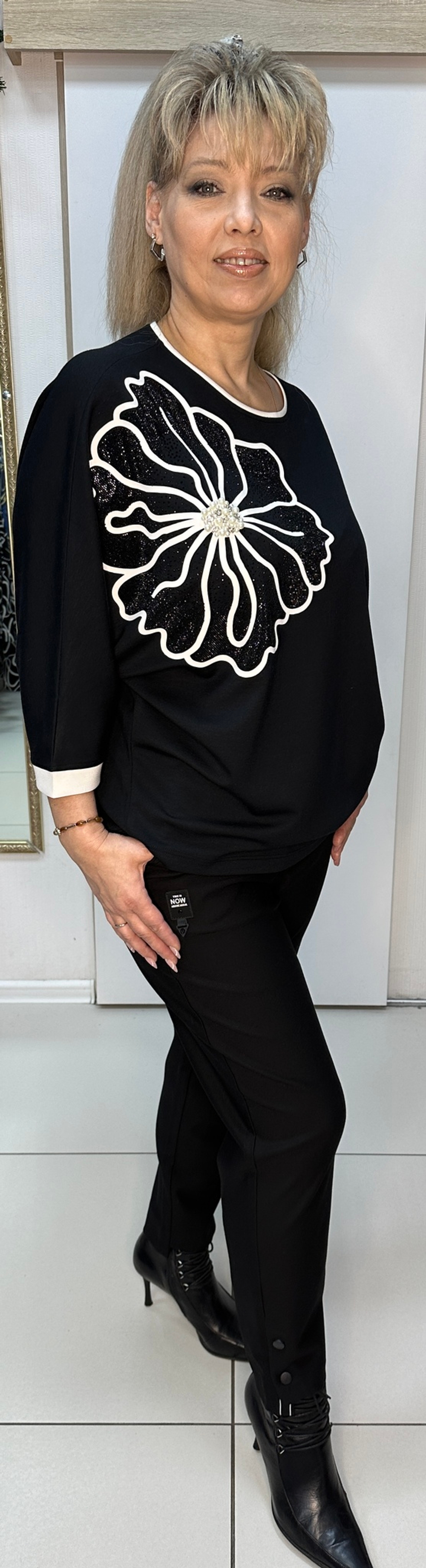 Нарядный черный джемпер с белым стразовым принтом