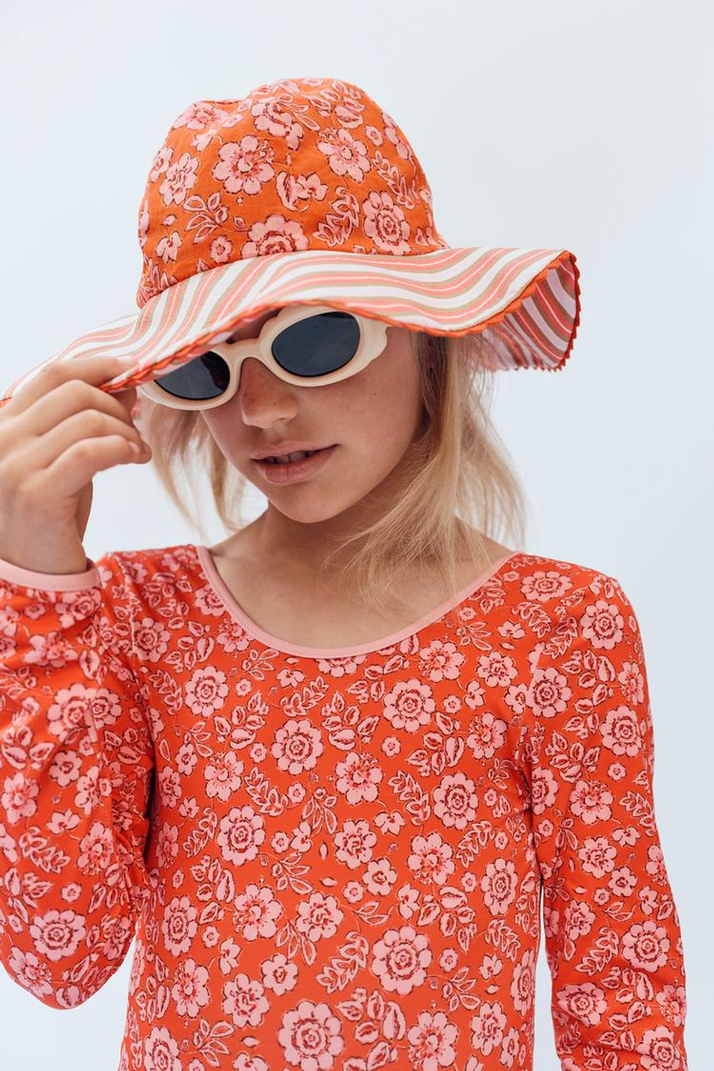 ZARA ШЛЯПА В ПОЛОСКУ С ЦВЕТОЧНЫМ ПРИНТОМ - LIMITED EDITION, С ПРИНТОМ