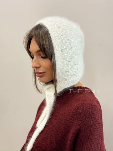 Вязаный белый чепчик из ангоры с пайетками