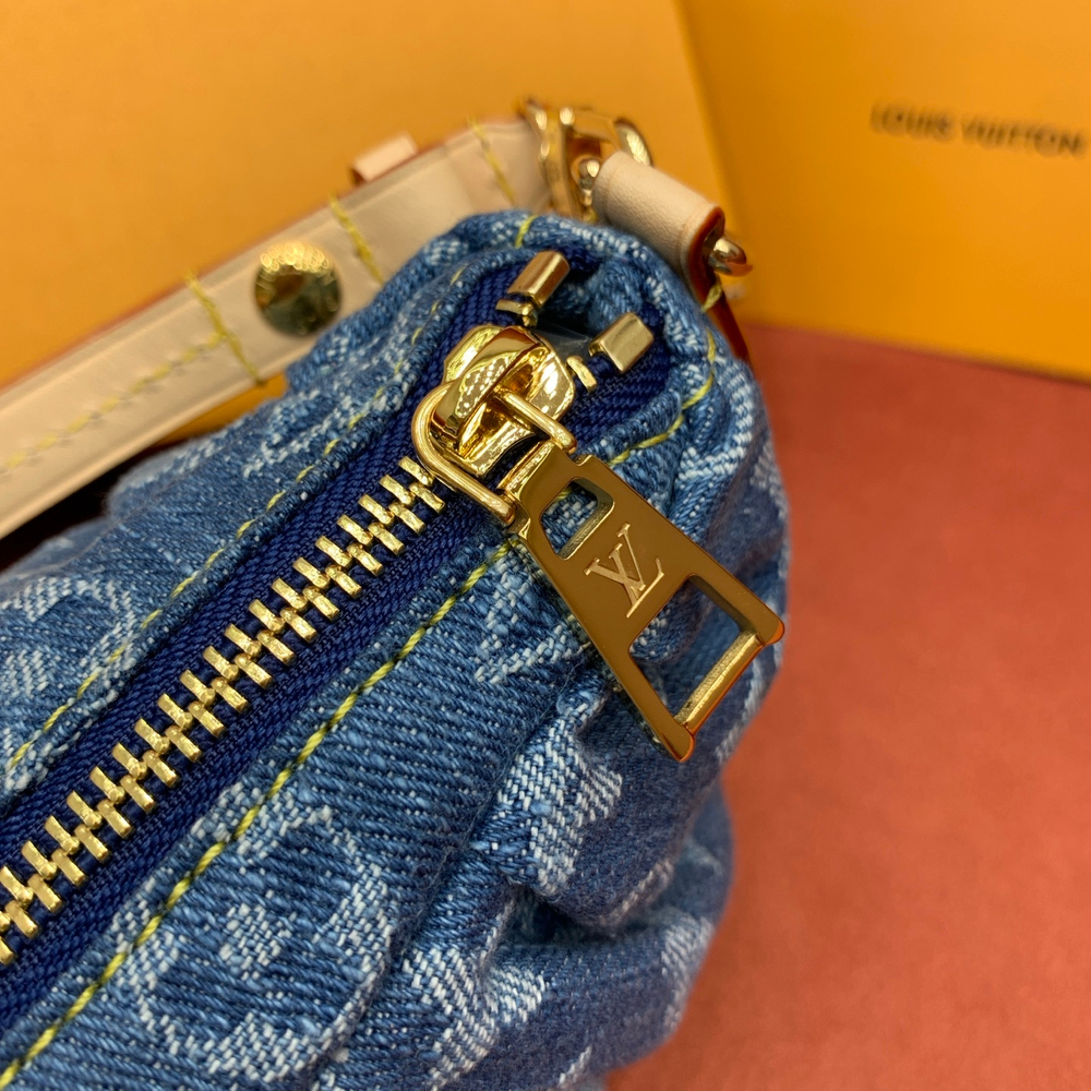 Louis Vuitton Pochette Valley