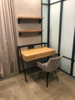 Письменный стол из массива дерева с металлическим каркасом